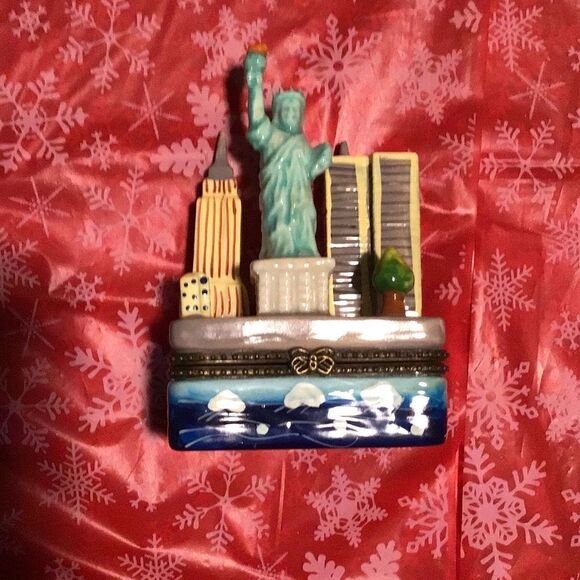 Trinket box vintage New York skyline with twin towers and Big Apple inside - Picture 1 of 4